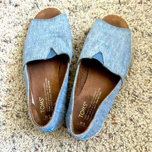 TOMS Light Blue Denim Peep Toe Slip-Ons. Size 5